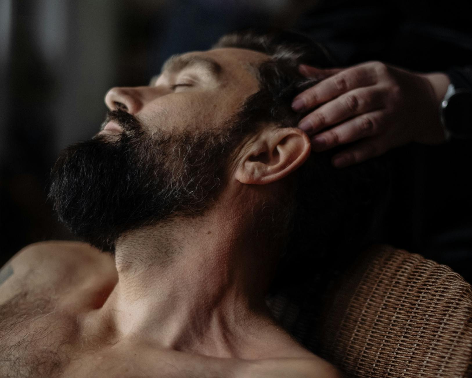 The Skin Barrier of the Scalp: Protecting Your Natural Ecosystem 1 relaxing head massage for stress relief