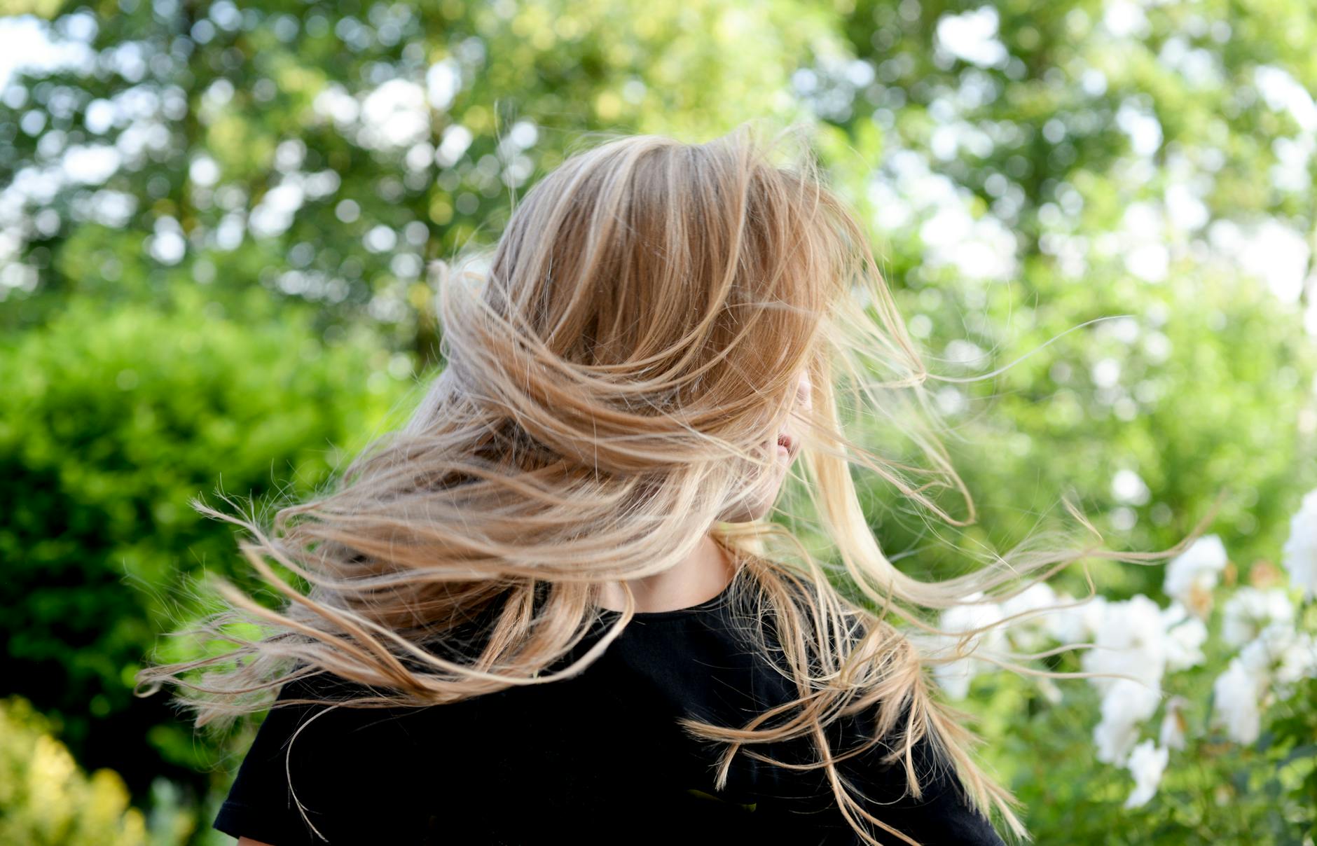 woman wearing black shirt