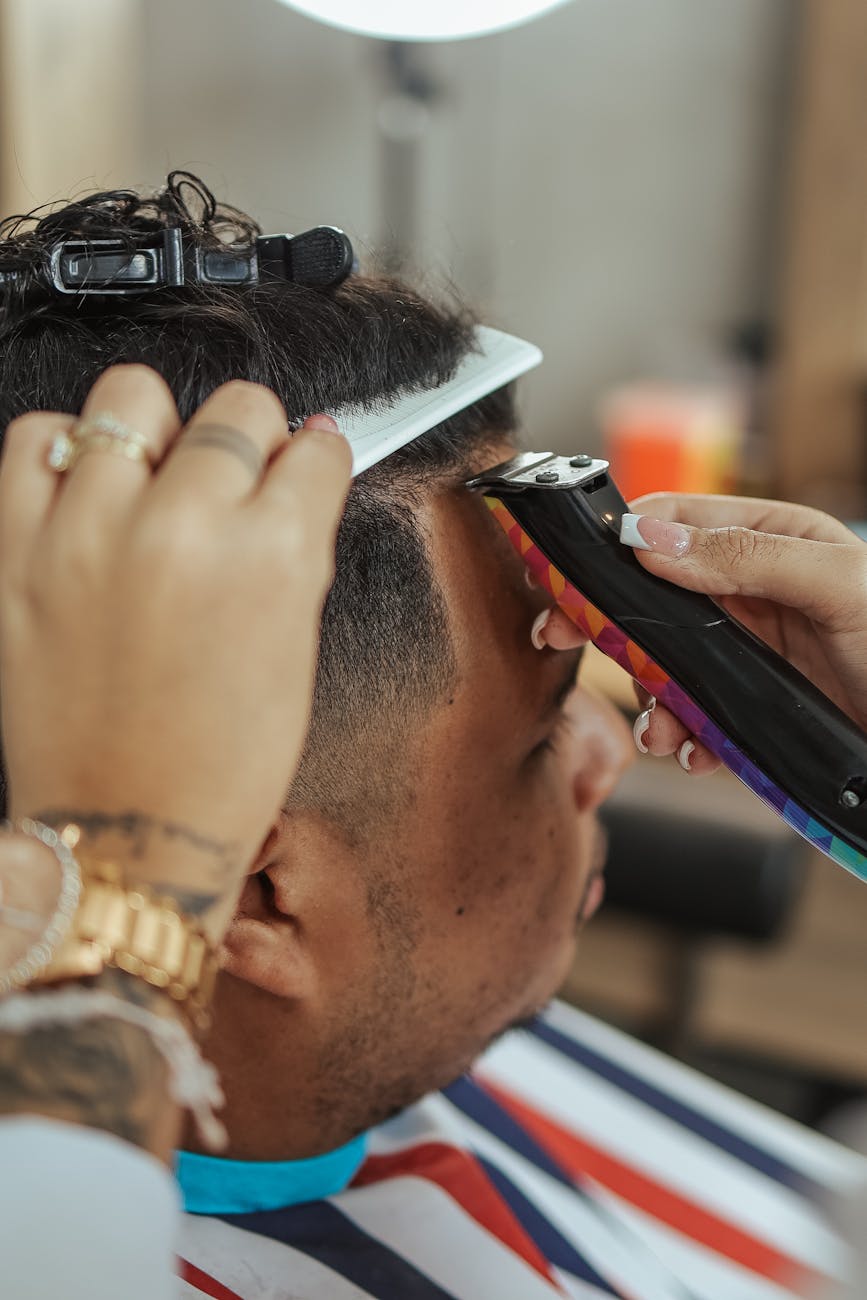 Edge Up – Edge Detailing: High-Definition Architecture at Just For Hair 1 hairdresser hands over man head