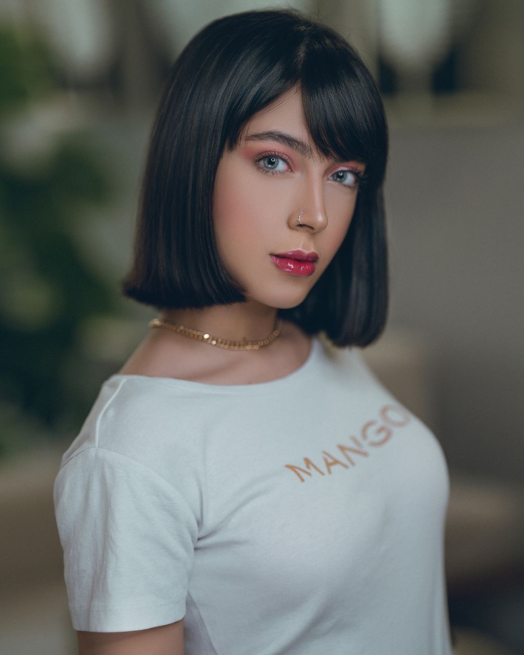 The Hydro-Bob: The Sleek, High-Shine Styling Trend Taking Over 1 portrait of an elegant brunette