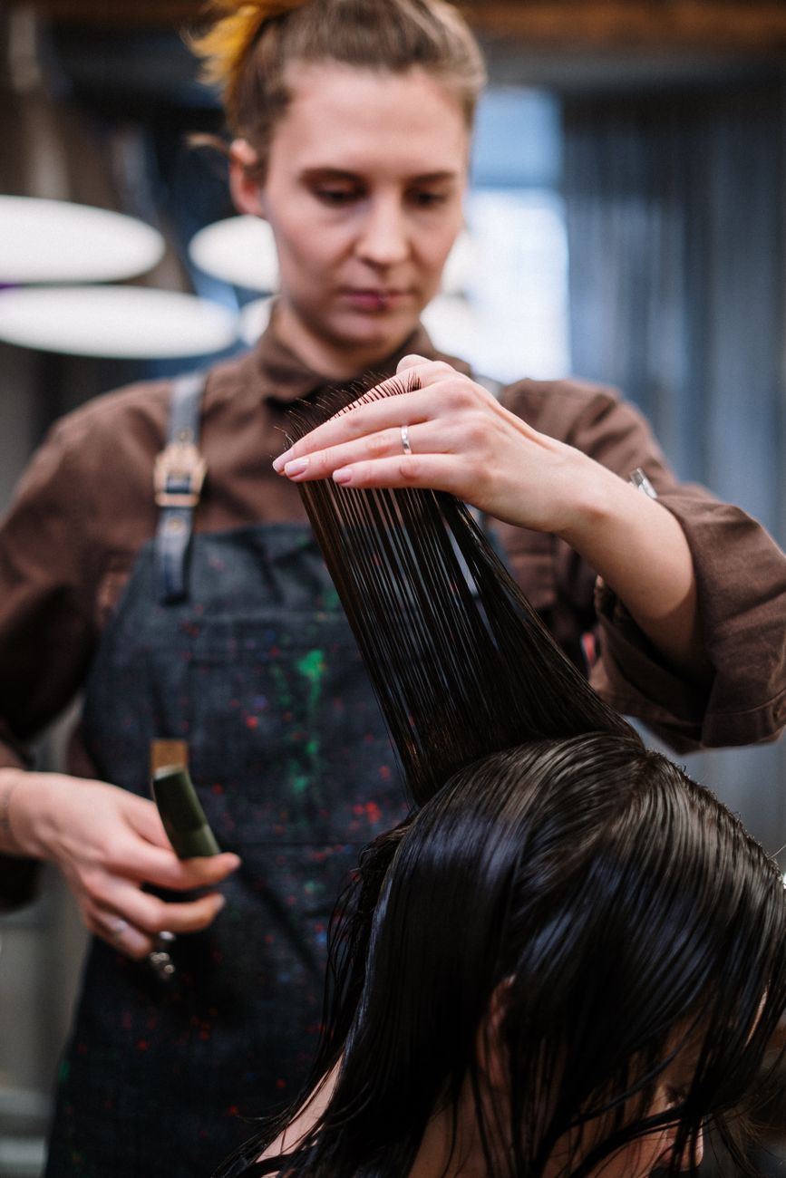 Short Hair, Big Impact: The Psychology of the Major Chop 1 woman having a haircut