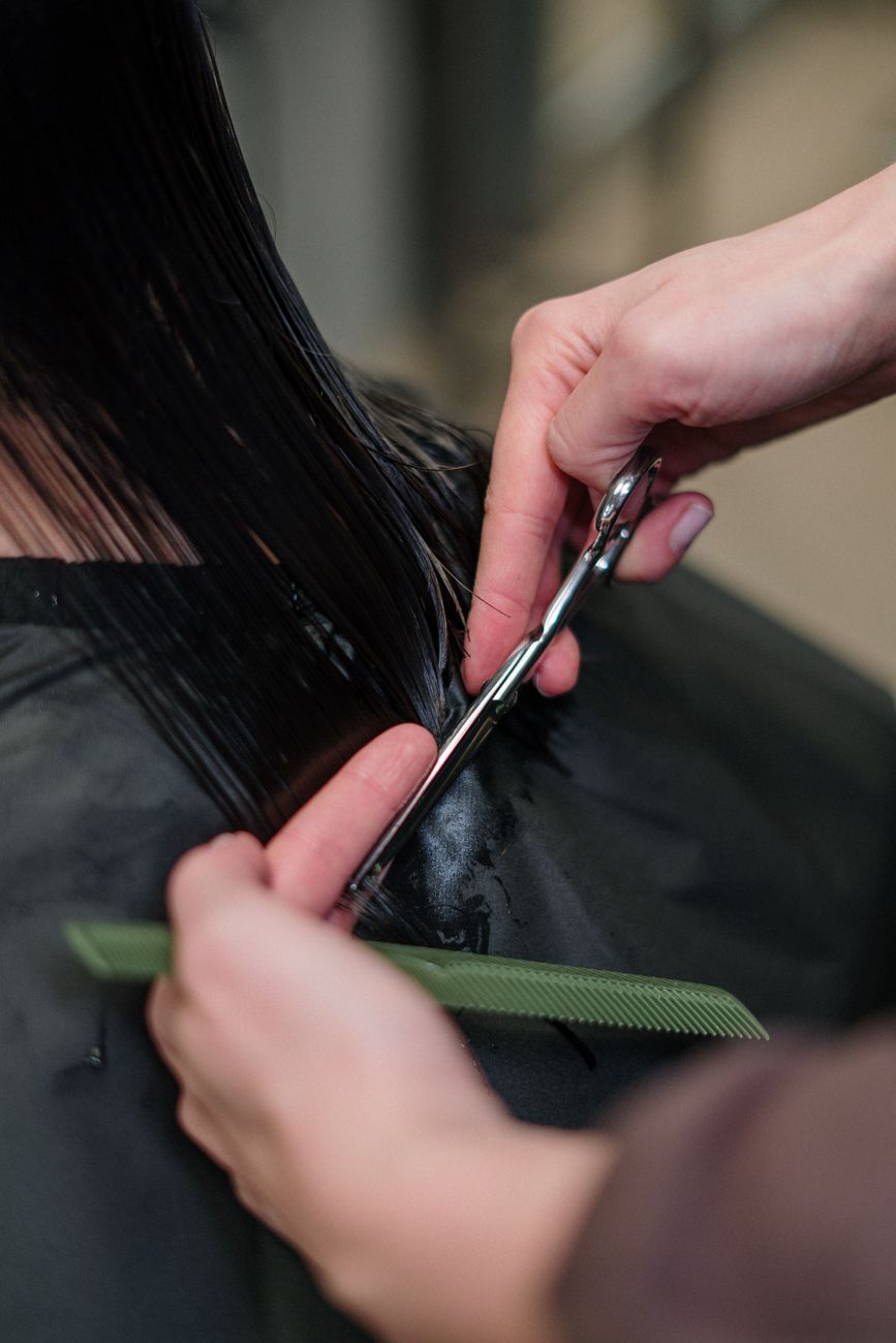 The Butterfly Cut: Voluminous, Air-Light Layers Explained 1 woman having a haircut