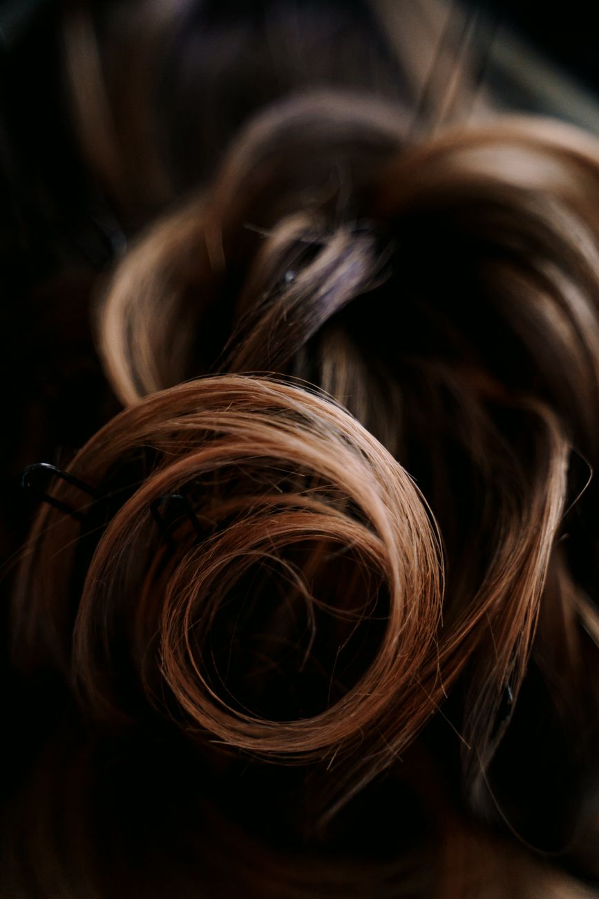 Hazelnut Swirls: Soft, Warm Dimension for Medium Brunette Bases 1 crop woman with feminine hairstyle in daytime