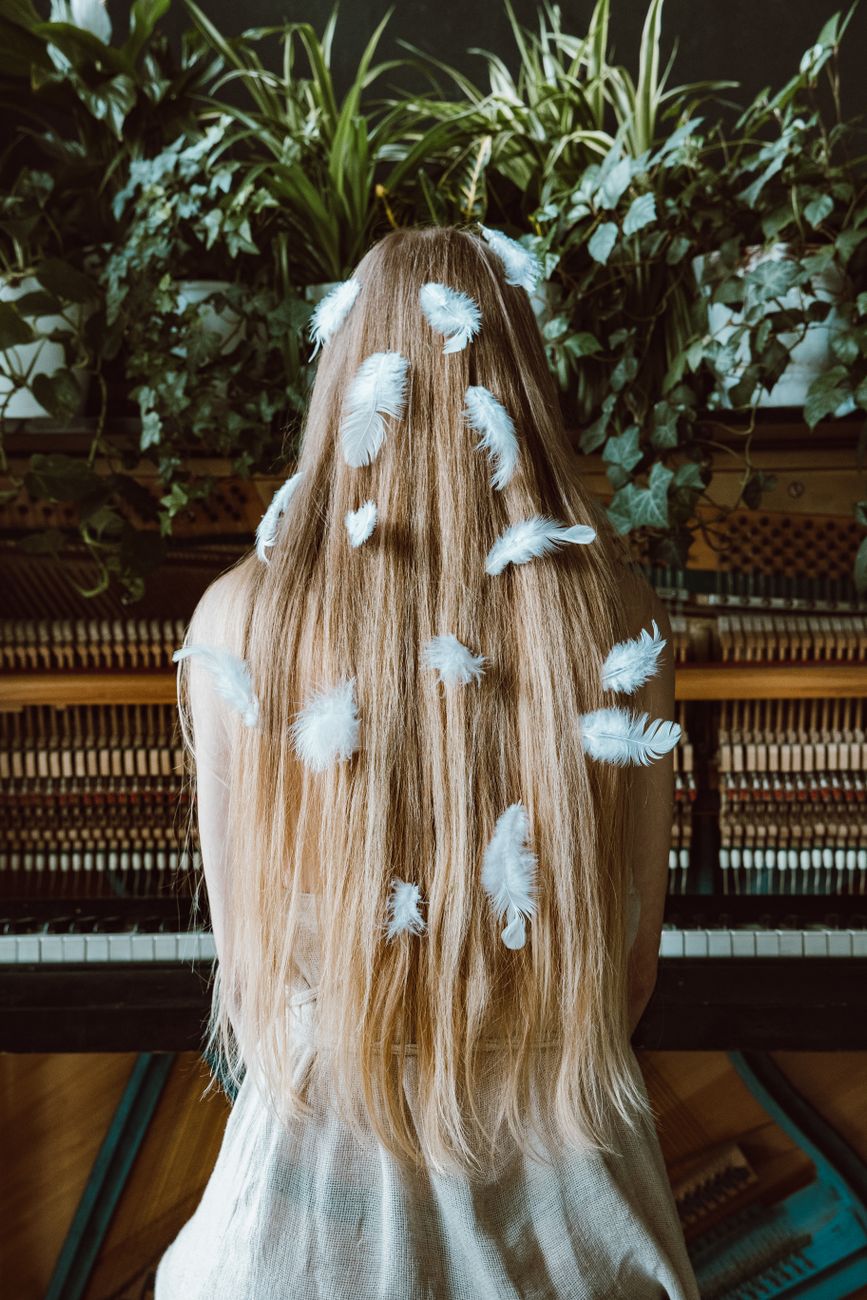 The Feathered Cut: Reviving 70s Volume with Modern Precision 1 woman with long blond hair with feathers