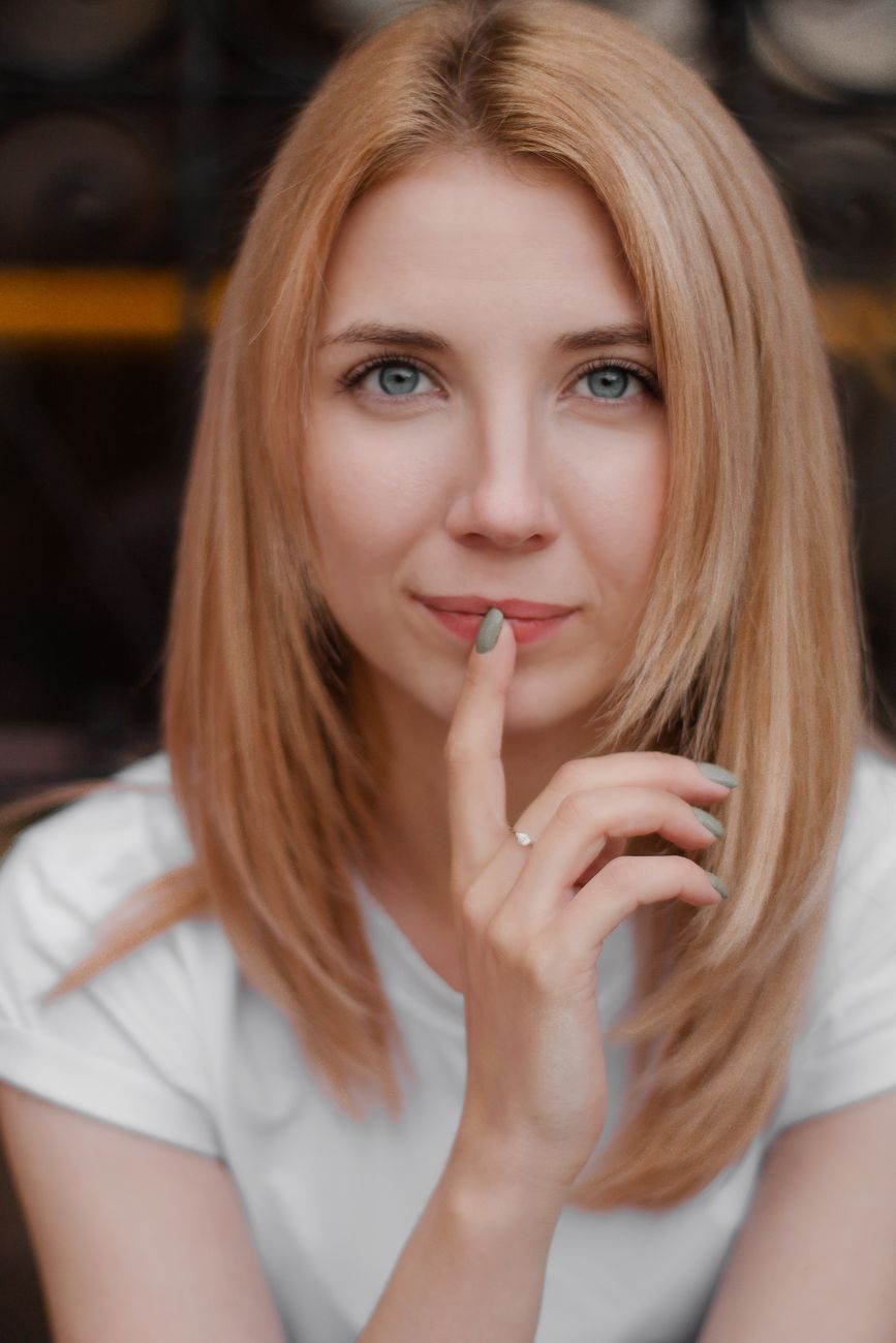 Heart-Shaped Harmony: Balancing Forehead Width with Chin-Length Layers 1 woman with her finger on her lips