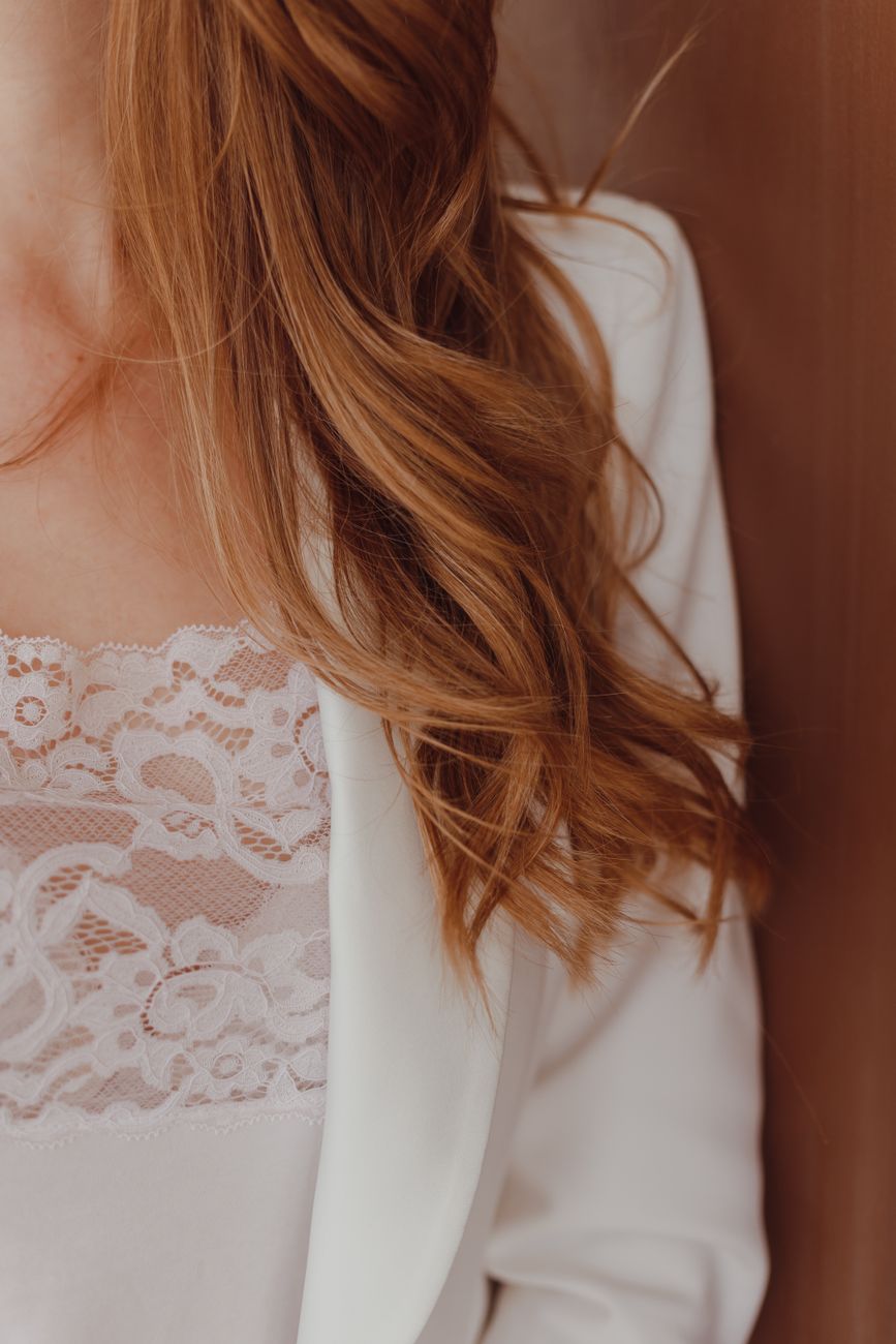 Relaxed Waves: The Casual Look That Never Goes Out of Style 1 woman in white blazer