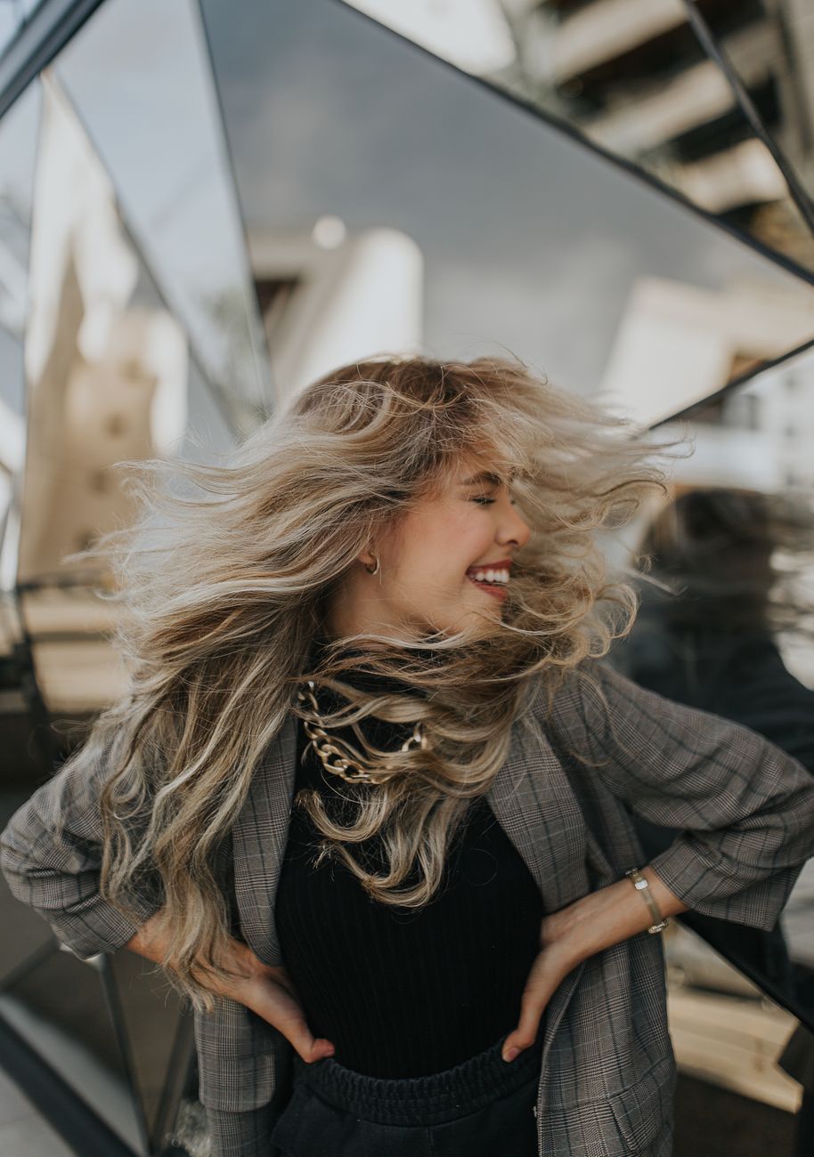 Why Foilayage Delivers Maximum Lift with Seamless Blends 1 blonde tossing her hair