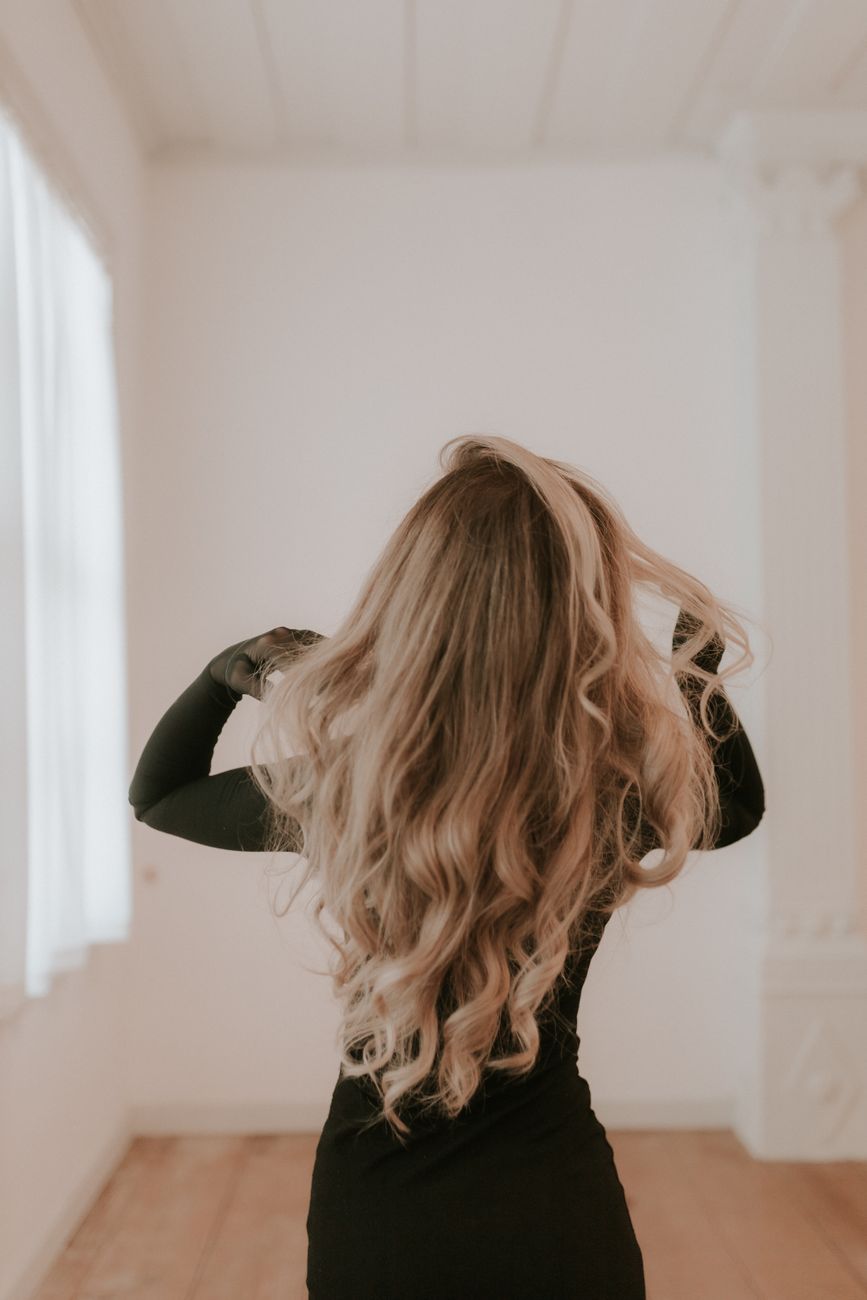 Strawberry Blonde Balayage: Soft Red Meets Golden Blonde 1 elegant blonde hair in modern indoor setting