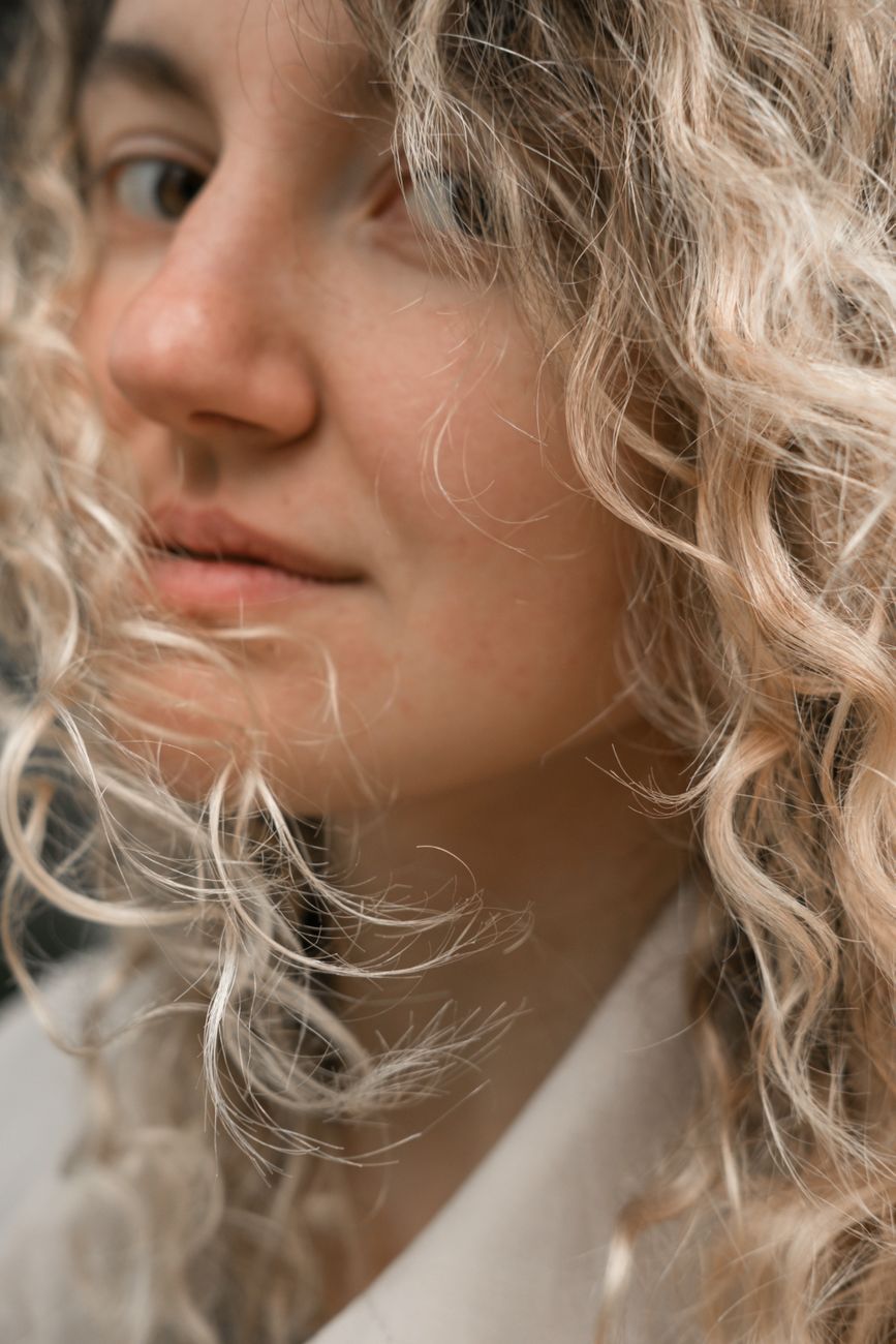 Scrunched to Perfection: Mastering the Diffuser for Casual Beach Bends 1 allure woman with curly blond hair