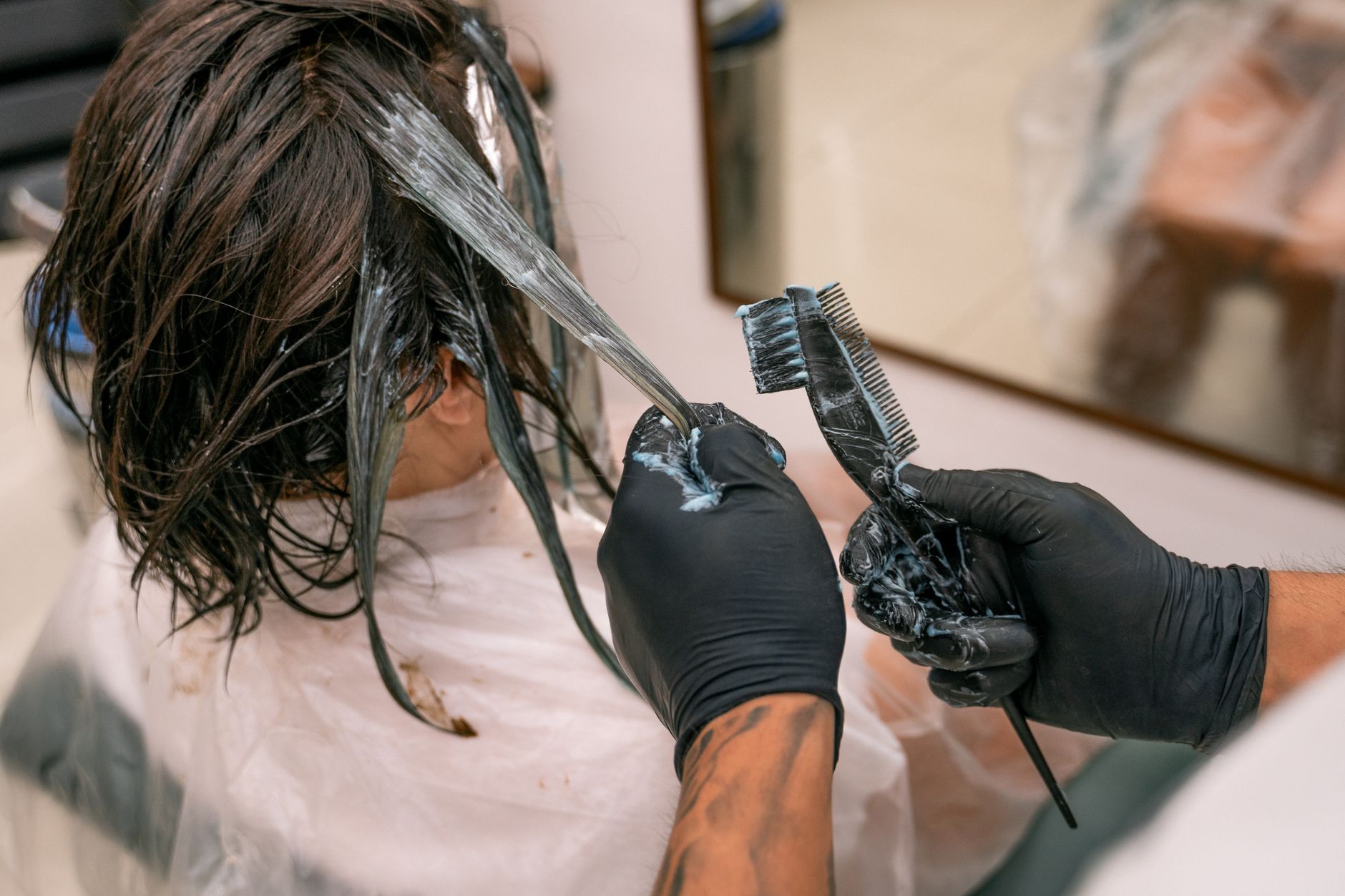 Ammonia-Free Hair Dye: A Gentler, Low-Odor Alternative for Sensitive Scalps 1 woman having her hair done by the hairdresser