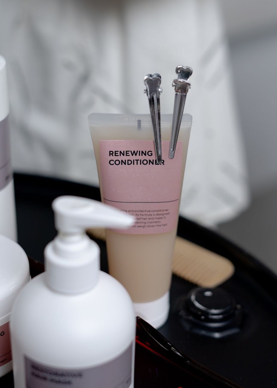 Custom Color Conditioners: How Just For Hair Bottles Your Exact Vivid Tone for Home Use 1 photo of a conditioner container with barettes