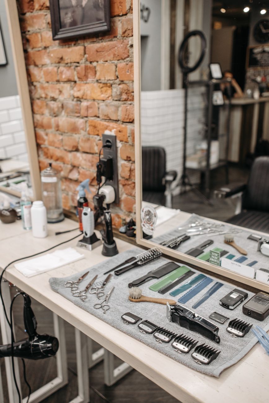 hair cutting tools in tilt shift lens