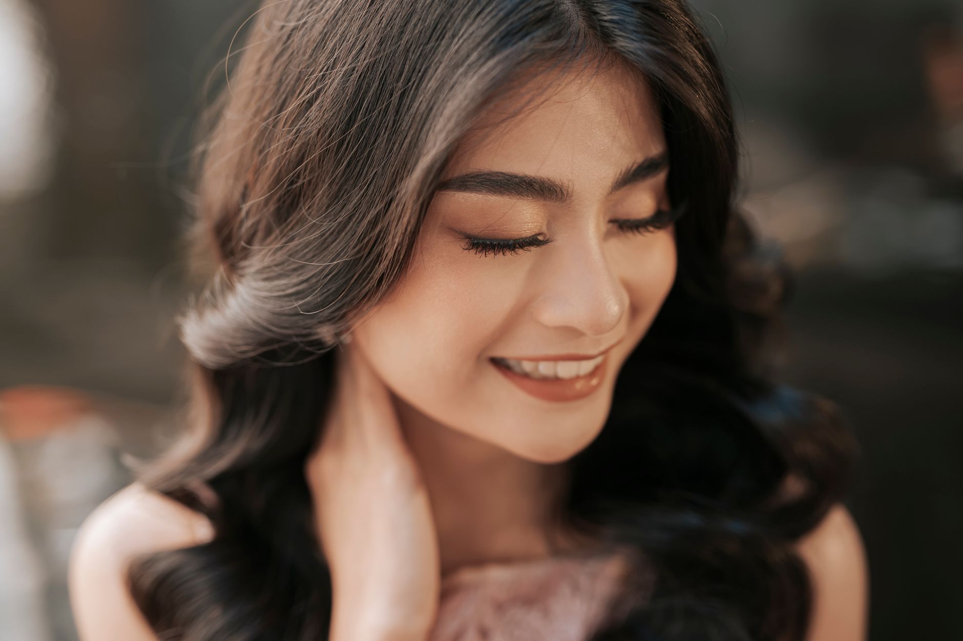 Feathered Layering Options for Mid-Length Hair 1 beautiful smiling brunette