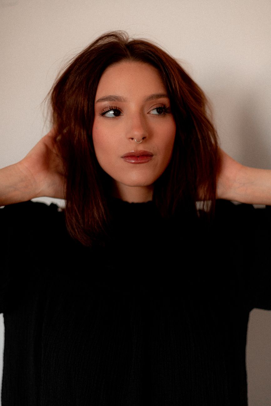 Textured Lob Haircuts for Everyday Elegance 1 attractive brunette wearing makeup