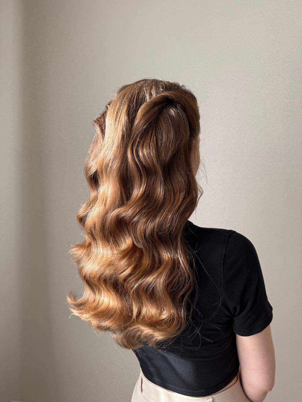 Glamorous Hollywood Waves for Special Occasion Events 1 elegant long wavy hair in natural light